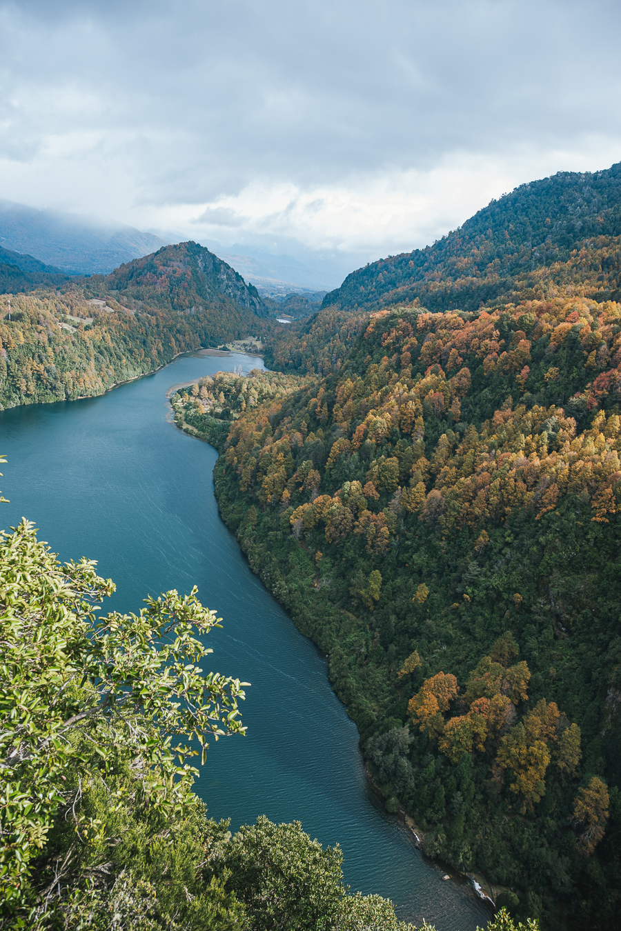 Lago y montanas desde mirador